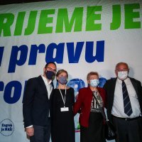 Tomislav Tomašević sa suprugom, roditeljima i bratom