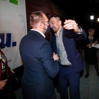 Tomislav Tomašević sa suprugom, roditeljima i bratom