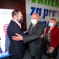 Tomislav Tomašević sa suprugom, roditeljima i bratom