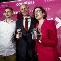 Marijana i Ivica Puljak sa sinom u Izbornom stožeru