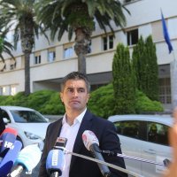 Split: Izvandredna press konferencija Vice Mihanovića ispred Banovine