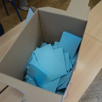 Zagreb: Nakon zatvaranja birališta članovi odbora prebrojavaju glasove