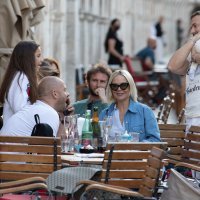 Maja Šuput sa suprugom i sinom u šetnji po Stradunu