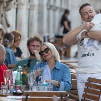 Maja Šuput sa suprugom i sinom u šetnji po Stradunu