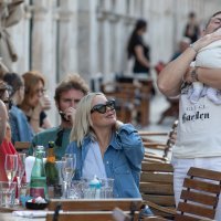 Maja Šuput sa suprugom i sinom u šetnji po Stradunu