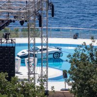 Potencijalni kupci dolaze na predstavljanje novog Rimčevog automobila