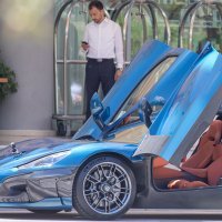 Potencijalni kupci dolaze na predstavljanje novog Rimčevog automobila