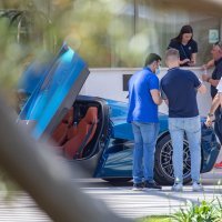 Potencijalni kupci dolaze na predstavljanje novog Rimčevog automobila