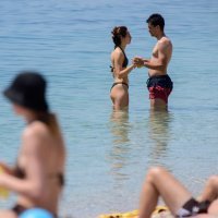 Građani se sunčaju i kupaju na plaži Žnjan