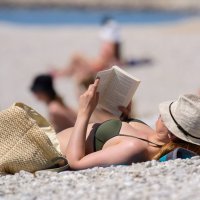 Građani se sunčaju i kupaju na plaži Žnjan