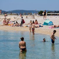 Građani se sunčaju i kupaju na plaži Žnjan