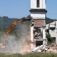 Fata Orlović dočekala pravdu: Srušili bespravnu pravoslavnu crkvu u dvorištu kod Srebrenice