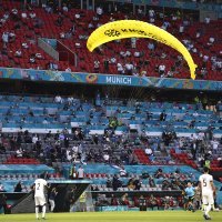 Padobranac na utakmici Francuska - Njemačka