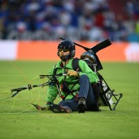 Padobranac na utakmici Francuska - Njemačka