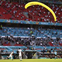 Padobranac na utakmici Francuska - Njemačka