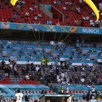 Padobranac na utakmici Francuska - Njemačka