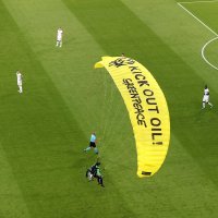 Padobranac na utakmici Francuska - Njemačka