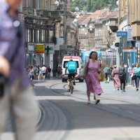 Gradska svakodnevica u centru grada na prvi dan ljeta
