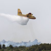 Šibenik: Vatrogasci se uz pomoć kanadera bore sa požarom