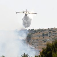 Vatrogasci kanaderi gase požar kod Šibenika