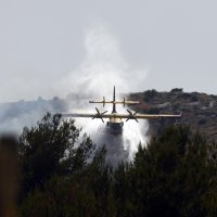 Vatrogasci kanaderi gase požar kod Šibenika