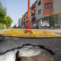 Kod OŠ Antuna Kovačića u naselju Špansko otvorila se rupa u cesti