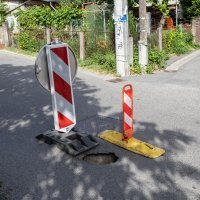 Kod OŠ Antuna Kovačića u naselju Špansko otvorila se rupa u cesti