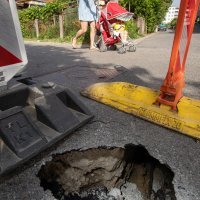 Kod OŠ Antuna Kovačića u naselju Špansko otvorila se rupa u cesti