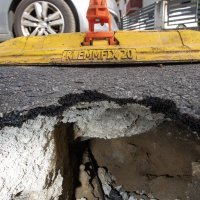 Kod OŠ Antuna Kovačića u naselju Špansko otvorila se rupa u cesti