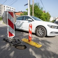 Kod OŠ Antuna Kovačića u naselju Špansko otvorila se rupa u cesti