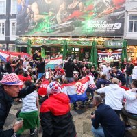 Hrvatski navijači u Kopenhagenu (navečer)  27.6.2021.