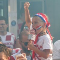 Slavlje navijača nakon autogola i vodstva Hrvatske protiv Španjolske na zagrebačkom Trgu bana Jelačića