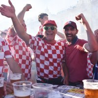 Slavlje navijača nakon autogola i vodstva Hrvatske protiv Španjolske na zagrebačkom Trgu bana Jelačića