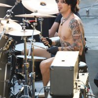 Sebastian Stan kao Tommy Lee