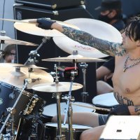 Sebastian Stan kao Tommy Lee