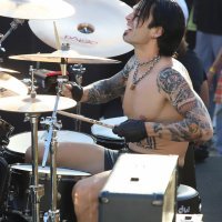 Sebastian Stan kao Tommy Lee