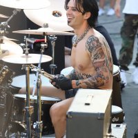 Sebastian Stan kao Tommy Lee