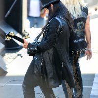 Sebastian Stan kao Tommy Lee