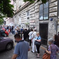 Građani čekaju Covid potvrde u redu pred HZZO-om u Jukićevoj