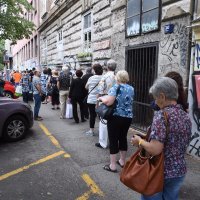 Građani čekaju Covid potvrde u redu pred HZZO-om u Jukićevoj