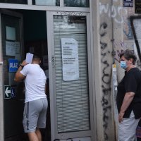 Građani čekaju Covid potvrde u redu pred HZZO-om u Jukićevoj