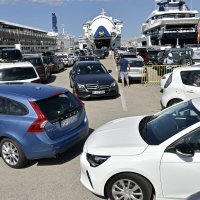 Gužva i veliki broj turista, automobila i brodova u splitskoj luci
