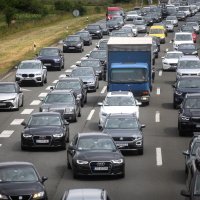 Promet, gužva, napaltne kućice, Lučko