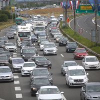 Promet, gužva, napaltne kućice, Lučko