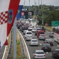 Promet, gužva, napaltne kućice, Lučko