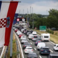 Promet, gužva, napaltne kućice, Lučko