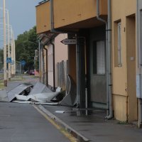 Osijek: Jako nevrijeme otkinulo limeni krov sa zgrade
