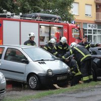 Osijek: Vatrogasci izvlačili automobil pod kojim se otvorila rupa