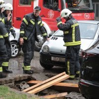 Osijek: Vatrogasci izvlačili automobil pod kojim se otvorila rupa
