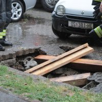 Osijek: Vatrogasci izvlačili automobil pod kojim se otvorila rupa